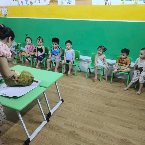 Bé khám phá quả mít