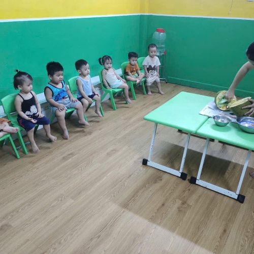 Bé khám phá quả mít