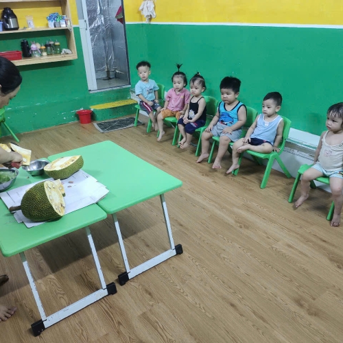 Bé khám phá quả mít