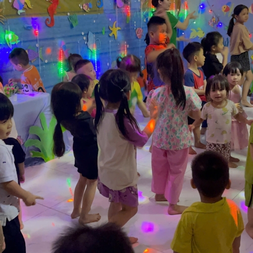 Du ngoạn Thủy cung lung linh