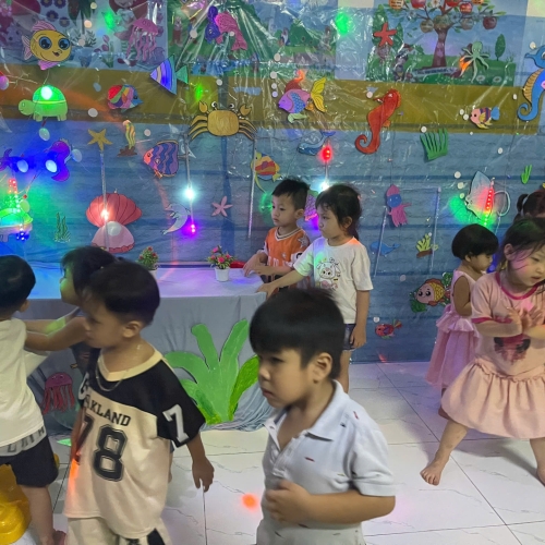 Du ngoạn Thủy cung lung linh