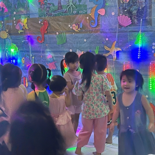 Du ngoạn Thủy cung lung linh