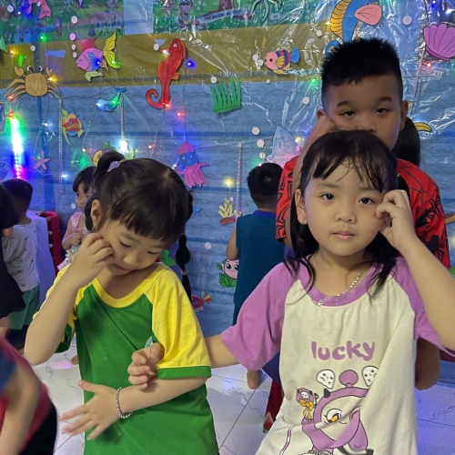 Du ngoạn Thủy cung lung linh