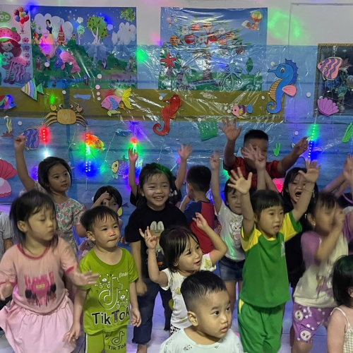 Du ngoạn Thủy cung lung linh