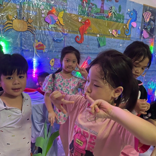 Du ngoạn Thủy cung lung linh