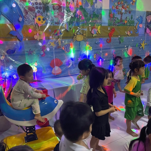 Du ngoạn Thủy cung lung linh