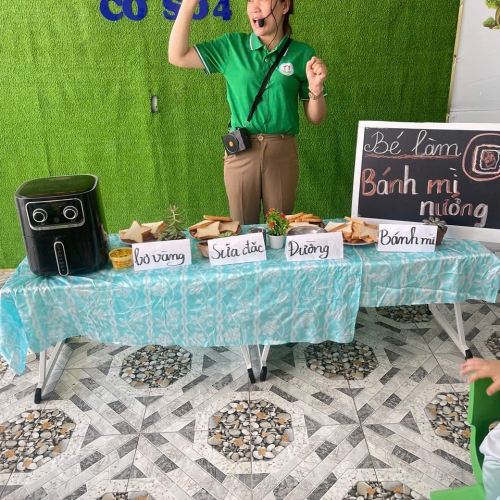 Bé làm bánh mì nướng