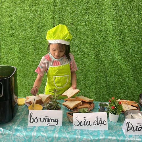 Bé làm bánh mì nướng