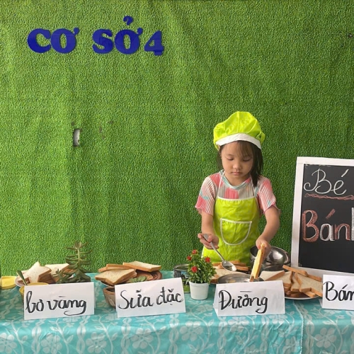 Bé làm bánh mì nướng