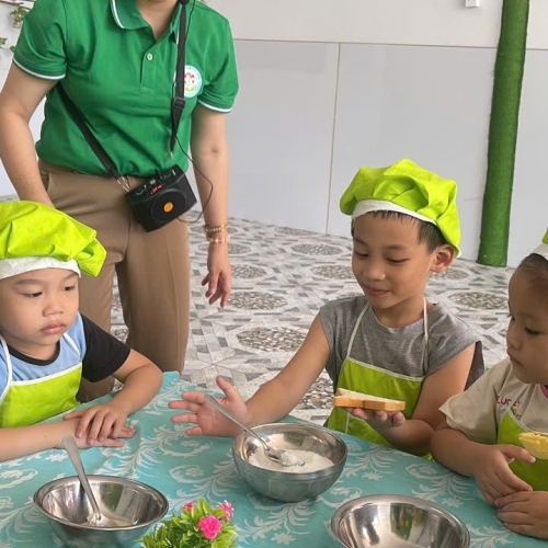 Bé làm bánh mì nướng