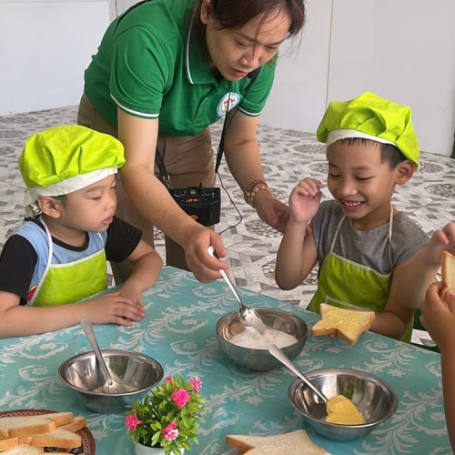 Bé làm bánh mì nướng