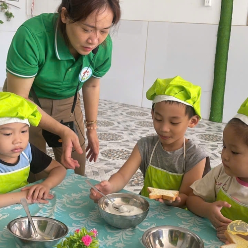 Bé làm bánh mì nướng