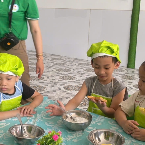 Bé làm bánh mì nướng