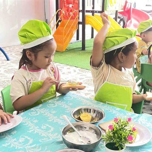 Bé làm bánh mì nướng