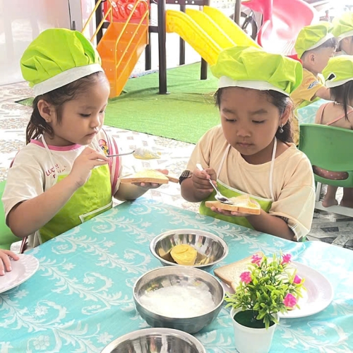 Bé làm bánh mì nướng