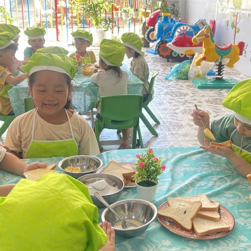 Bé làm bánh mì nướng