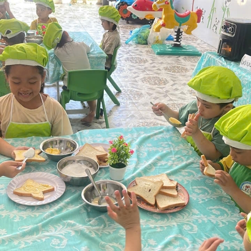 Bé làm bánh mì nướng