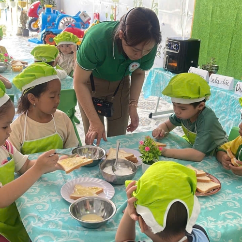 Bé làm bánh mì nướng