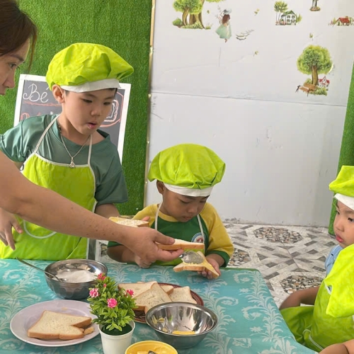 Bé làm bánh mì nướng