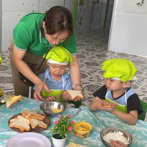 Bé làm bánh mì nướng