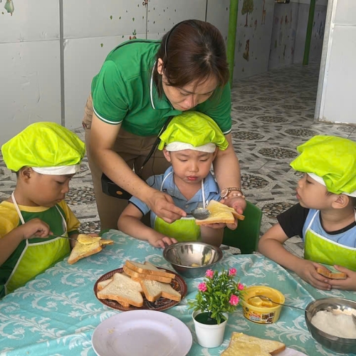 Bé làm bánh mì nướng