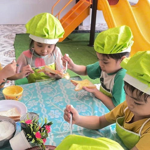 Bé làm bánh mì nướng