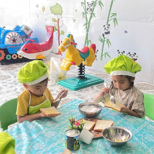 Bé làm bánh mì nướng