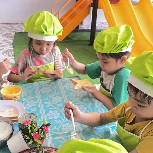 Bé làm bánh mì nướng