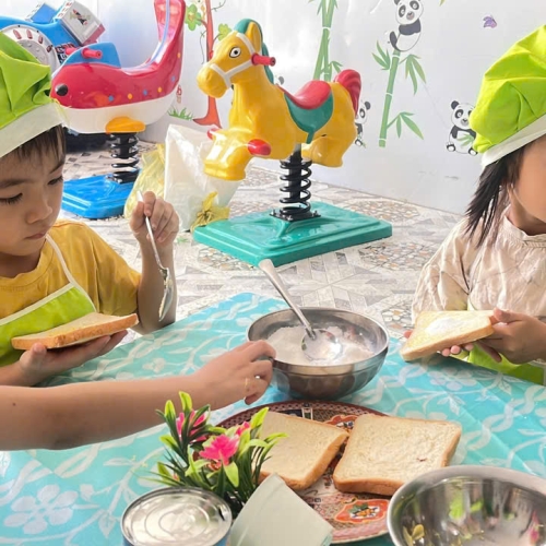 Bé làm bánh mì nướng