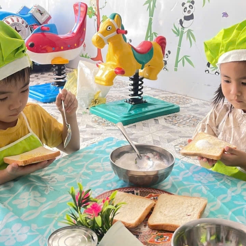 Bé làm bánh mì nướng