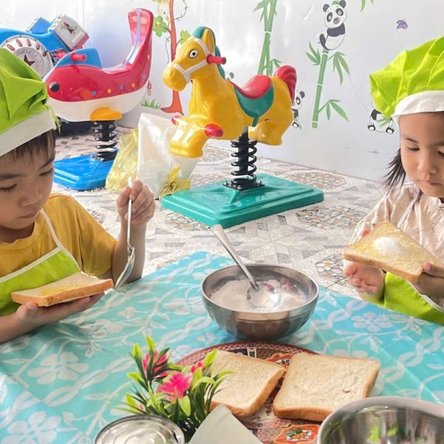 Bé làm bánh mì nướng