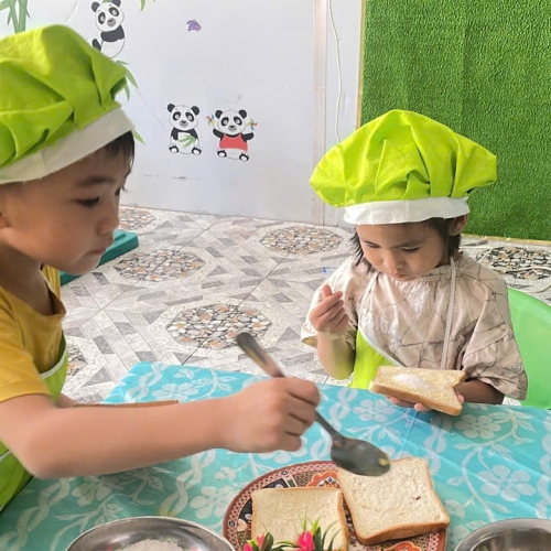 Bé làm bánh mì nướng