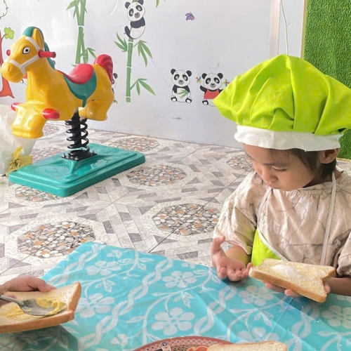 Bé làm bánh mì nướng