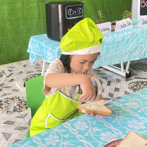 Bé làm bánh mì nướng