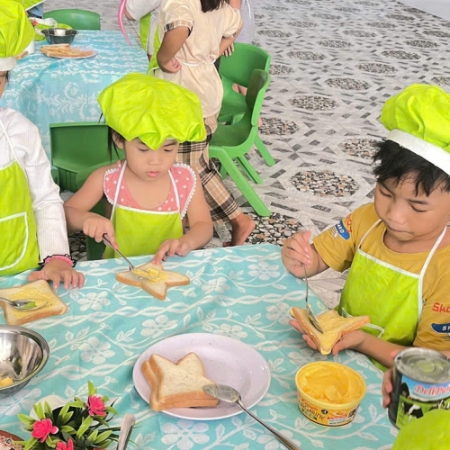 Bé làm bánh mì nướng