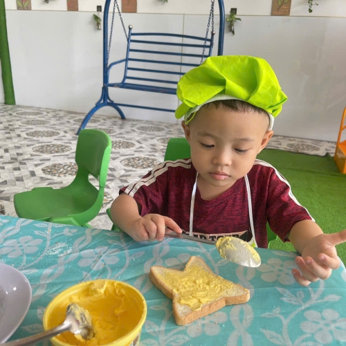 Bé làm bánh mì nướng