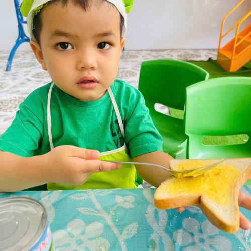 Bé làm bánh mì nướng