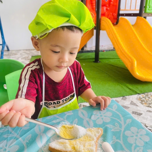 Bé làm bánh mì nướng