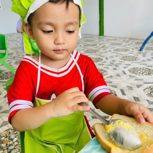 Bé làm bánh mì nướng