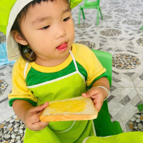 Bé làm bánh mì nướng