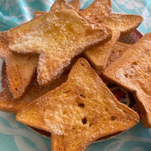 Bé làm bánh mì nướng