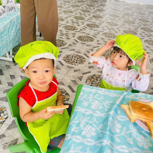 Bé làm bánh mì nướng