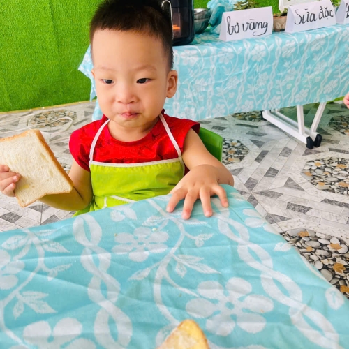 Bé làm bánh mì nướng