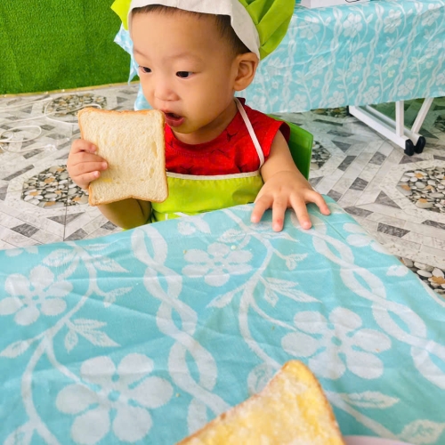 Bé làm bánh mì nướng