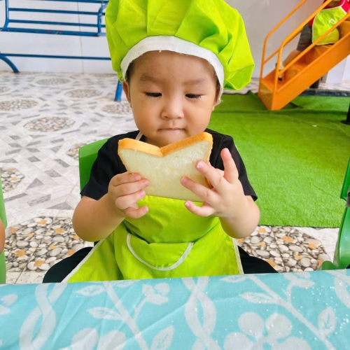 Bé làm bánh mì nướng