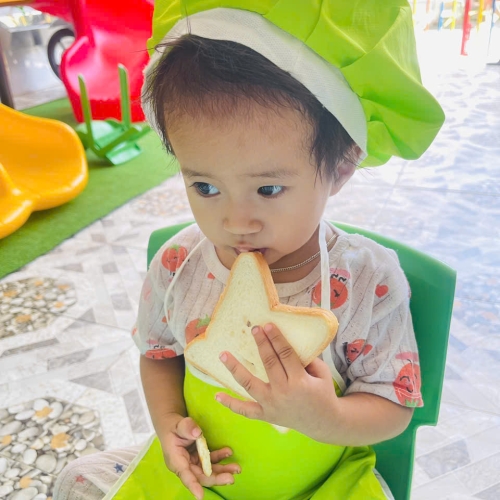 Bé làm bánh mì nướng