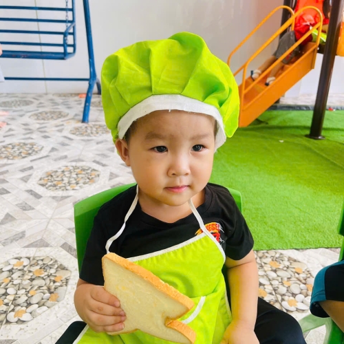 Bé làm bánh mì nướng