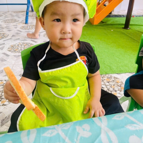 Bé làm bánh mì nướng