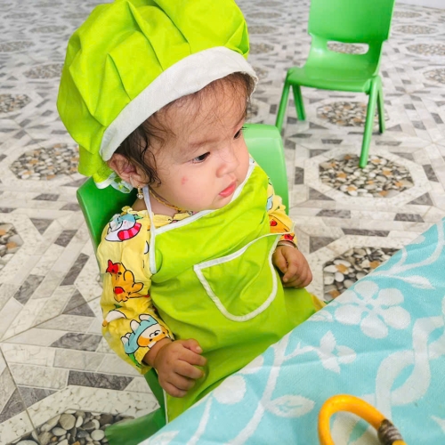 Bé làm bánh mì nướng