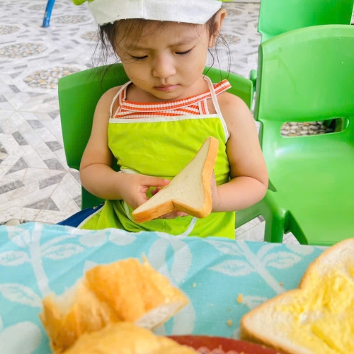 Bé làm bánh mì nướng